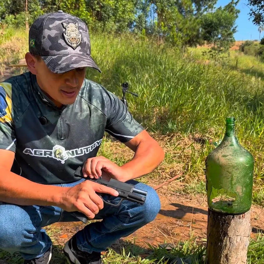 Francis, da Agronutry, testando uma pistola de pressão no campo