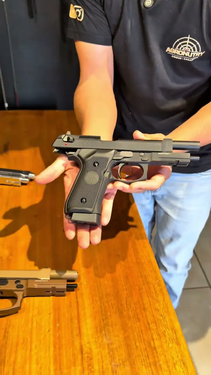 Pistola M92 de pressão mostrada no balcão da loja